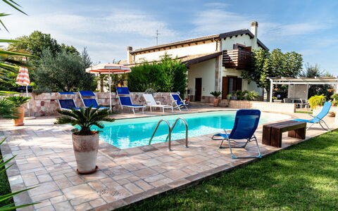 Rêve D'Or: Ciel, L'Eau, Plante, Nuage, Bâtiment, Piscine, Bleu Azur, Chaise, Pot De Fleur, Mobilier De Jardin