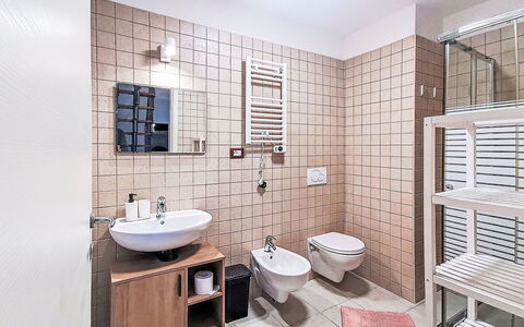 Rêve D'Or: Luminaire Plomberie, Salle De Bains, Sol, Design Intérieur, Siège De Toilette, Toilette, Lavabo, Sol, Évier, Plomberie