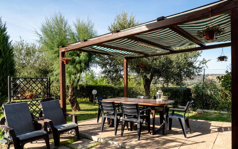 Rêve D'Or: Plante, Ciel, Meubles, Table, Ombre, Arbre, Mobilier De Jardin, Extérieur Banc, Tableau De Plein Air, Pergola