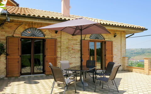Gabriele: Ciel, Propriété, Meubles, Chaise, Fenêtre, Ombre, Mobilier De Jardin, Bâtiment, Chalet, Tableau De Plein Air