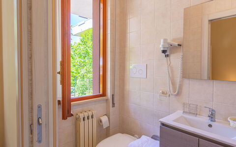 Francavilla al Mare 651: Évier, Propriété, Luminaire Plomberie, Miroir, Robinet, Fenêtre, Salle De Bains, Violet, Lavabo