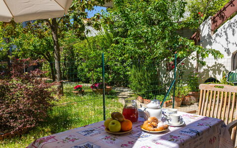 Francavilla al Mare 651: Plante, Table, Aliments, Meubles, Propriété, Vaisselle, Vert, Chaise, Tableau De Plein Air, Nappe De Table
