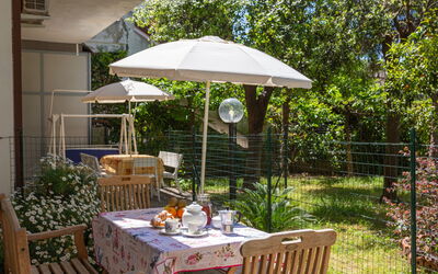 Francavilla al Mare 651: Table, Plante, Meubles, Propriété, Chaise, Tableau De Plein Air, Ombre, Mobilier De Jardin, Parapluie, Arbre