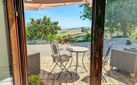 Roseto degli Abruzzi 620: Meubles, Mobilier De Jardin, Chaise, Tableau De Plein Air, Jardin, Pot De Fleur, Ombre, Aménagement Paysager, Cour, Table Cuisine Et Salle A Manger