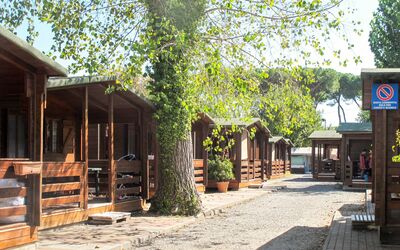 Marina di Massa 631: Propriété, Bâtiment, Arbre, Ville, Maison, Architecture, Immobilier, Aire De Repos, Domicile, Chalet