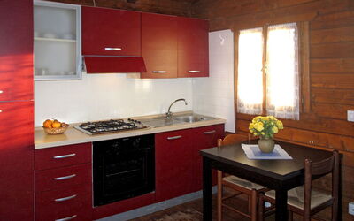 Camping Campeggio Italia (Mas370) 631.1: Comptoir, Pièce, Meubles, Cabinetry, Cuisine, Propriété, Cuisinière, Design Intérieur, Bâtiment, Sol