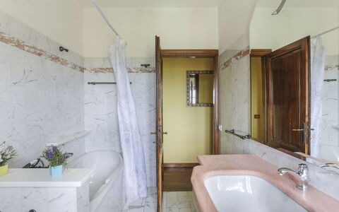 Agrumi: Luminaire Plomberie, Robinet, Propriété, Baignoire, Évier, Salle De Bains, Lavabo, Bâtiment, Design Intérieur