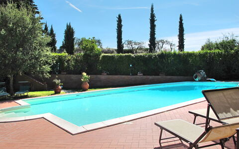 Certaldo 653: Piscine, Propriété, Loisir, Herbe, Immobilier, Maison, Villa, Bâtiment, Arbre, Vacances