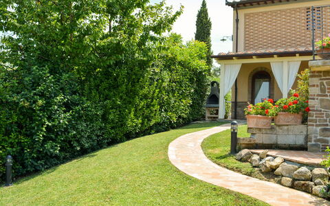 L' Ulivo: Propriété, Herbe, Vert, Pelouse, Paysage Naturel, Maison, Jardin, Arbre, Mur, Immobilier