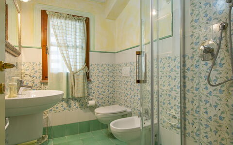 L' Ulivo: Luminaire Plomberie, Miroir, Propriété, Évier, Violet, Salle De Bains, Design Intérieur, Robinet, Architecture