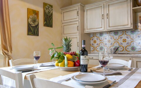 L' Ulivo: Propriété, Meubles, Vaisselle, Cabinetry, Plante, Comptoir, Cuisine, Vaisselle, Bâtiment, Design Intérieur