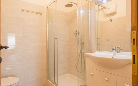 Pomarance 648: Luminaire Plomberie, Propriété, Porte De Douche, Robinet, Salle De Bains, Tete De Douche, Miroir, Douche, Évier