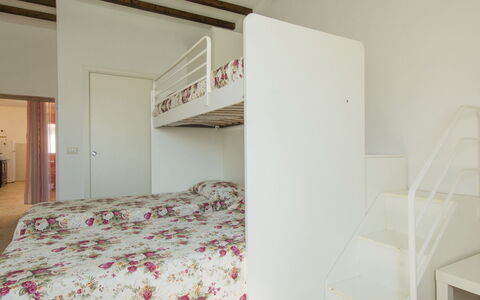 Pomarance 648: Chambre, Lit, Pièce, Propriété, Meubles, Drap De Lit, Mur, Cadre De Lit, Design Intérieur, Maison