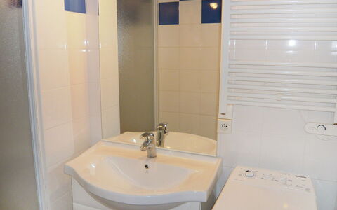 Lacanau 600: Salle De Bains, Propriété, Pièce, Tuile, Évier, Lavabo, Robinet, Luminaire Plomberie, Mur, Toilette