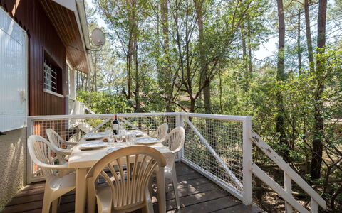 Lacanau 680: Table, Bois, Arbre, Chaise, Mobilier De Jardin, Plante, Loisir, Tableau De Plein Air, Ciel, Chalet