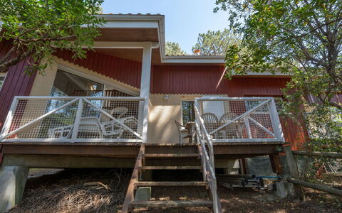 Lacanau 680: Ciel, Bois, Escaliers, Arbre, Façade, Paysage, Toit, Plante, Chalet, Siding