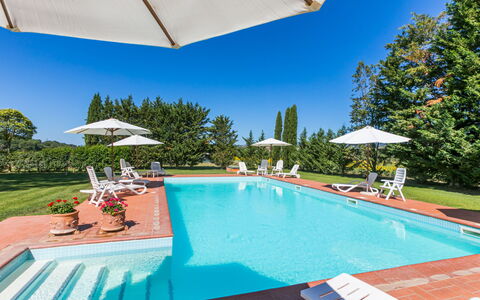 Suvereto 649: L'Eau, Plante, Propriété, Parapluie, Ciel, Piscine, Bleu Azur, Bâtiment, Ombre, Bleu