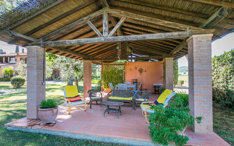 Suvereto 649: Plante, Meubles, Propriété, Table, Ombre, Mobilier De Jardin, Tableau De Plein Air, Chaise, Bâtiment, Architecture