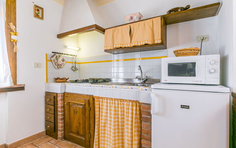 Suvereto 649: Cabinetry, Comptoir, Propriété, Cuisine, Appareil De Cuisine, Électroménager, Bois, Cuisinière, Éclairage, Évier