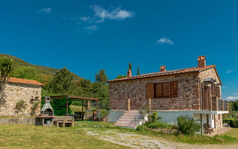 Valmarinella: Ciel, Plante, Nuage, Bâtiment, Fenêtre, Écorégion, Arbre, Paysage Naturel, Maison, Lot Terre