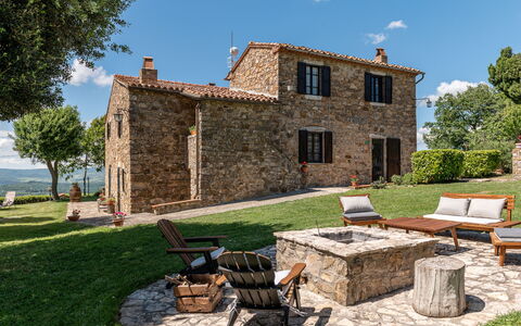 Montecavallo: Ciel, Plante, Propriété, Fenêtre, Nuage, Arbre, Bâtiment, Lot Terre, Mobilier De Jardin, Herbe