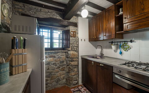 Montecavallo: Cabinetry, Comptoir, Evier, Robinet, Évier, Bâtiment, Cuisine, Bois, Cuisinière, Luminaire Plomberie