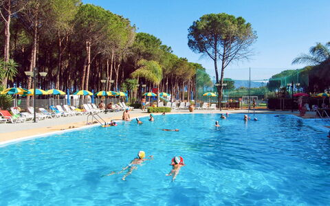 Camping Thurium: L'Eau, Ciel, Piscine, Arbre, Bleu Azur, Chaise, Loisirs De Plein Air, Plan D'Eau, Loisir, Plante