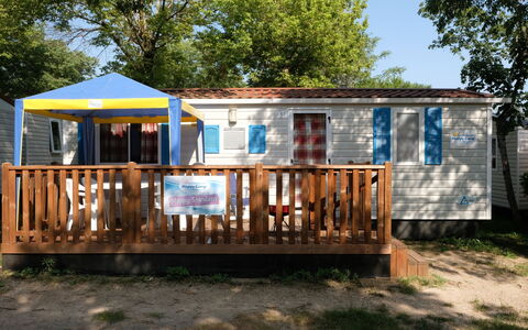 Camping Thurium: Ciel, Propriété, Fenêtre, Plante, Bâtiment, Arbre, Bois, Ombre, Chalet, Siding