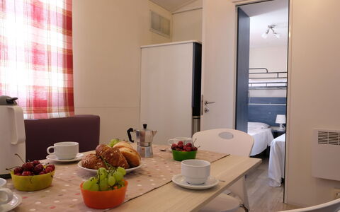 Camping Thurium: Table, Meubles, Propriété, Vaisselle, Aliments, Bâtiment, Design Intérieur, Confort, Vaisselle, Éclairage