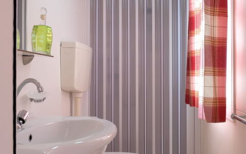 Camping Thurium: Luminaire Plomberie, Propriété, Blanc, Rideau De Douche, Salle De Bains, Évier, Violet, Robinet, Éclairage