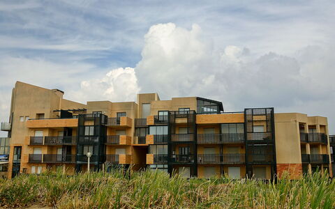 Horizon Marin: Nuage, Ciel, Bâtiment, Fenêtre, Bloc Tour, Plante, Lot Terre, Design Urbain, Condominium, Zone Résidentielle