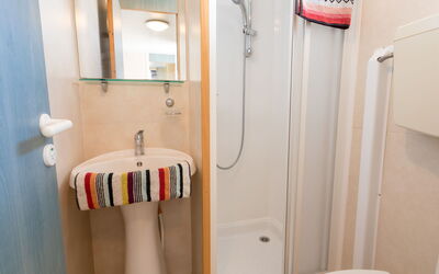 Camping Village Baia Blu la Tortuga 646.4: Miroir, Luminaire Plomberie, Lavabo, Robinet, Salle De Bains, Évier, Design Intérieur, Sol, Ligne