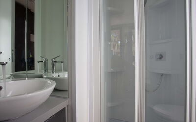 Camping Village Baia Blu la Tortuga 646.5: Luminaire Plomberie, Évier, Robinet, Miroir, Salle De Bains, Porte, Bâtiment, Lavabo