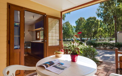 Camping Village Laguna Blu 636.2: L'Eau, Ciel, Propriété, Piscine, Bleu Azur, Nuage, Station Balnéaire, Mobilier De Jardin, Plante, Arbre