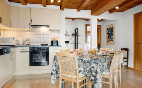 Les Crosets 606: Propriété, Meubles, Cabinetry, Bois, Table, Design Intérieur, Appareil De Cuisine, Comptoir, Cuisinière, Sol
