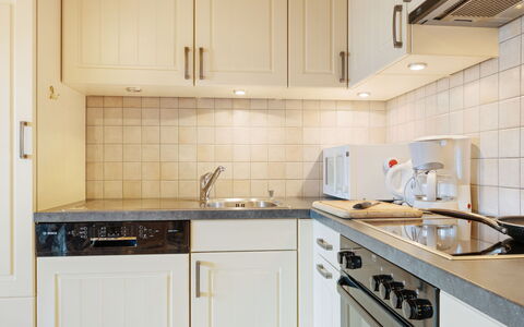 Les Crosets 606: Marron, Evier, Cabinetry, Évier, Propriété, Comptoir, Robinet, Bâtiment, Cuisine, Cuisinière