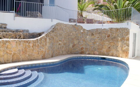 Ayora: L'Eau, Propriété, Plante, Bleu Azur, Bâtiment, Piscine, Loisir, Composite, Mur, Rectangle