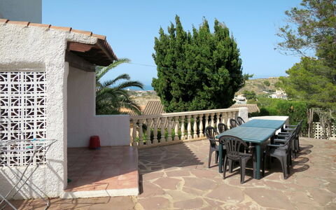Ayora: Ciel, Plante, Ombre, Arbre, Bâtiment, Mobilier De Jardin, Chaise, Loisir, Paysage, Table