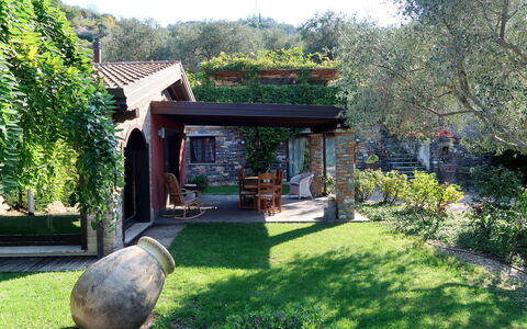 Villa Monterosso (Imp420): Plante, Ciel, Bâtiment, Arbre, Ombre, Herbe, Paysage Naturel, Maison, Arbuste, Loisir
