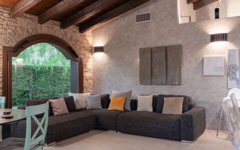 Villa Monterosso (Imp420): Meubles, Design Intérieur, Canapé, Sol, Mur, Sol, Salon, Bois, Domicile, Plafond