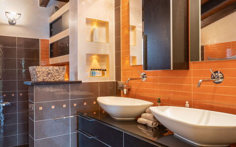 Villa Monterosso (Imp420): Design Intérieur, Salle De Bains, Luminaire Plomberie, Lavabo, Évier, Sol, Mur, Comptoir, Robinet, Luminaire
