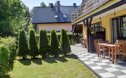 Kopalino 13: Plante, Propriété, Fenêtre, Ciel, Bâtiment, Surface De La Route, Herbe, Table, Bois, À Feuilles Persistantes