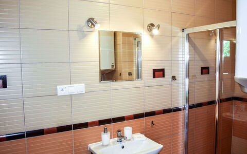 Kopalino 13: Miroir, Robinet, Évier, Propriété, Luminaire Plomberie, Lavabo, Salle De Bains, Éclairage, Design Intérieur, Sol