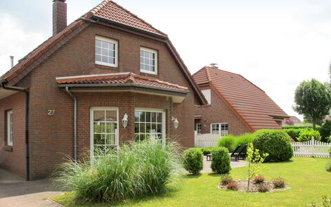 Christa (Hok110): Plante, Ciel, Bâtiment, Propriété, Fenêtre, Nuage, Maison, Lot Terre, Arbre, Chalet