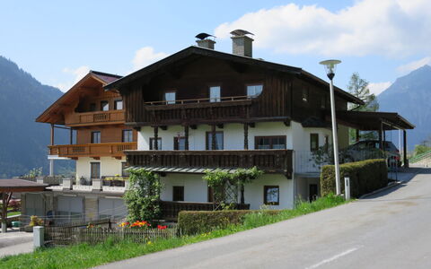 Comfortappart Eberharter: Plante, Ciel, Bâtiment, Nuage, Fenêtre, Montagne, Maison, Arbre, Lot Terre, Quartier