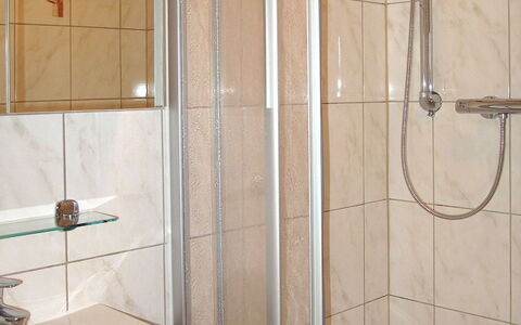 Moidl: Salle De Bains, Propriété, Douche, Pièce, Bar De Douche, Porte De Douche, Panneau De Douche, Luminaire Plomberie, Tuile, Architecture