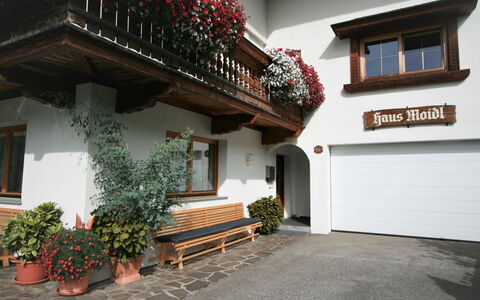 Moidl: Plante, Bâtiment, Fenêtre, Pot De Fleur, Plante D'Appartement, Porte, Fleur, Maison, Bois, Quartier