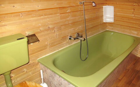 Schöser: Évier, Vert, Propriété, Luminaire Plomberie, Salle De Bains, Comptoir, Mur, Pièce, Robinet, Jaune