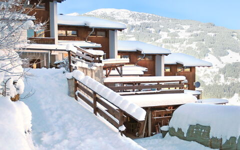 Ragusa: Neige, Ciel, Propriété, Bâtiment, Pente, Arbre, Bois, Biome, Chalet, Paysage