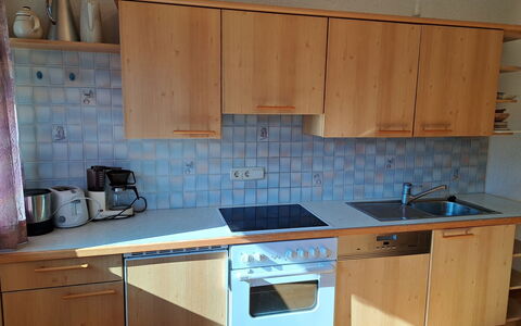 Ragusa: Evier, Cabinetry, Comptoir, Propriété, Évier, Appareil De Cuisine, Cuisinière, Cuisine, Bois, Design Intérieur